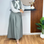 Ensemble "Signature" : Ensemble jupe longue et gilet en tissu crêpe – Image 4