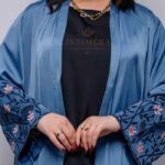 Abaya Kimono de Luxe en Tissu Prada – Édition INTÉMIRA – Image 7