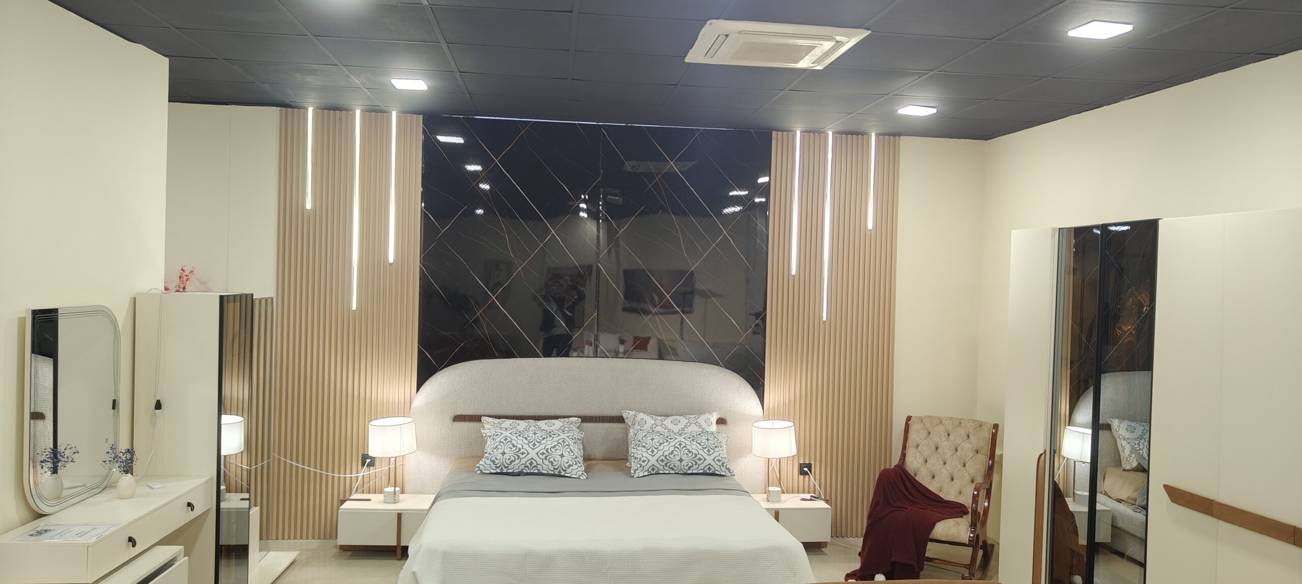 oplus_2097152 Chambre à Coucher Adulte de Luxe Hêtre - Tissu Bouclé & Miroir Fumé | Palayra – Image 1