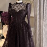 Robe de Soirée Longue en Dentelle Col Montant et Corset Perlé (Modèle Victoire Royale) | Palayra