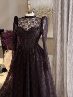 Robe de Soirée Longue en Dentelle Col Montant et Corset Perlé (Modèle Victoire Royale) | Palayra
